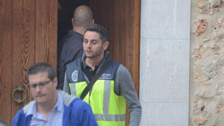 Efectivos de la Policía judicial durante el registro ayer de la casa de Munar