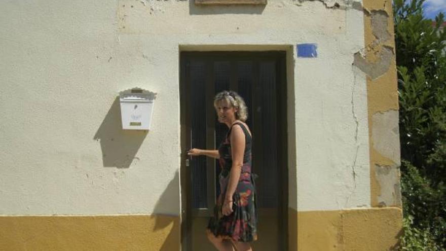 María Amparo Feliz, alcaldesa de La Torre del Valle, ayer, junto al consultorio.