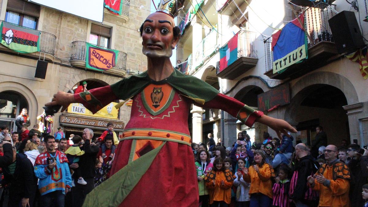 El Gegant Boig balla a la plaça Major de Solsona