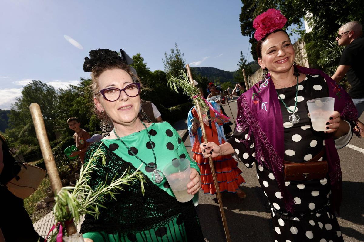 Un desfile y celebraciones para "enmarcar" en Olloniego, que despide las fiestas de San Antonio