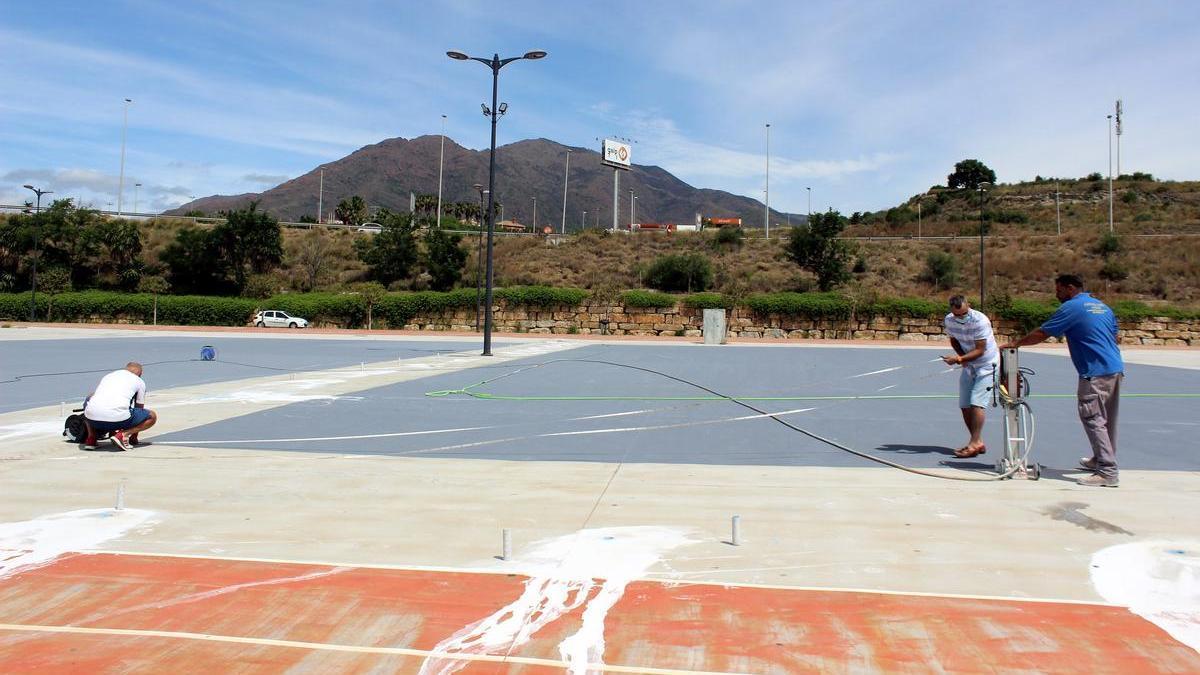 Trabajos de mejora en las pistas deportivas del parque ferial de Estepona.