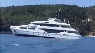 Vídeo del hundimiento de un yate de lujo: se dejaron una escotilla abierta y entró agua