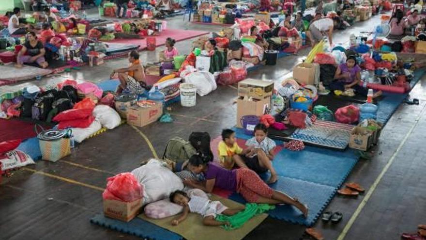 Centenars de persones descansen en un refugi temporal a Klungkun.