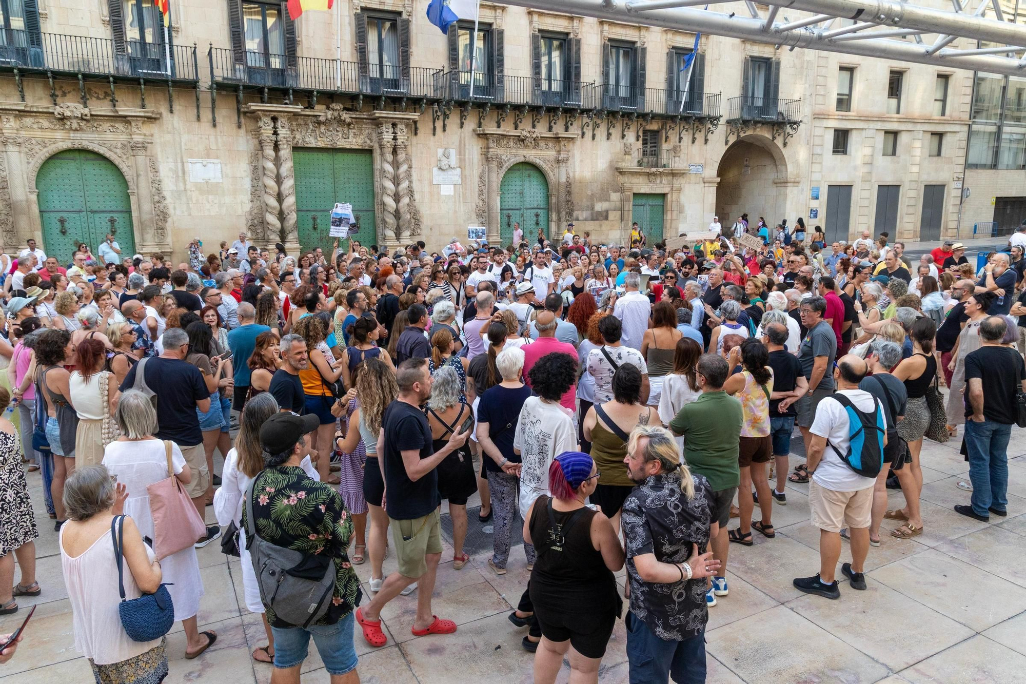 El malestar por la limpieza en Alicante se traslada a la calle