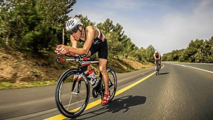 Vorsicht, schnelle Radfahrer im Südosten der Insel: Triathlon in Portocolom.