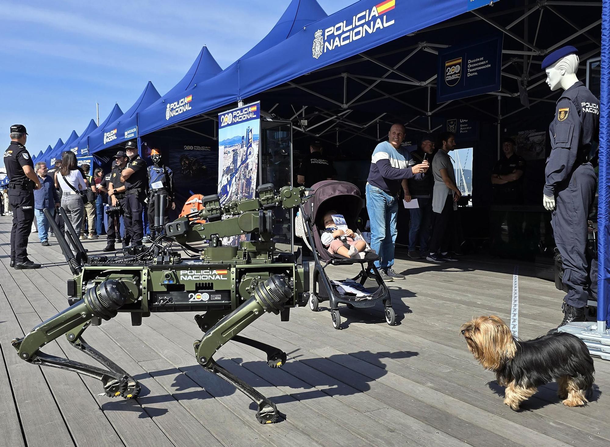 Los perros policía y el robot Sira, protagonistas en la "Exposición de Medios" de la Policía Nacional