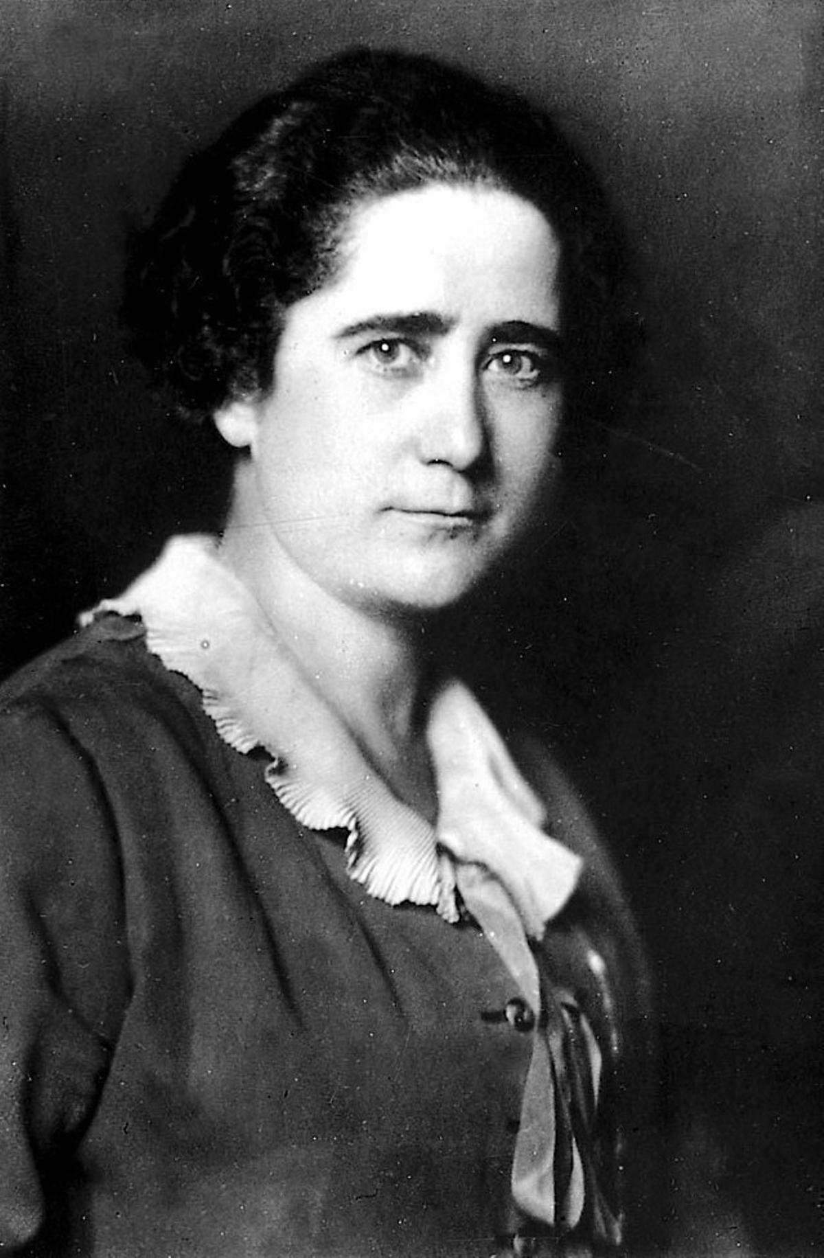 Clara Campoamor (1888-1972). Una de las feministas españolas más conocidas, pues creó la Unión Republicana femenina y fue una de las principales impulsoras del voto femenino en nuestro país. Finalmente, se logró en 1931, y tuvo que exiliarse durante la Guerra Civil.