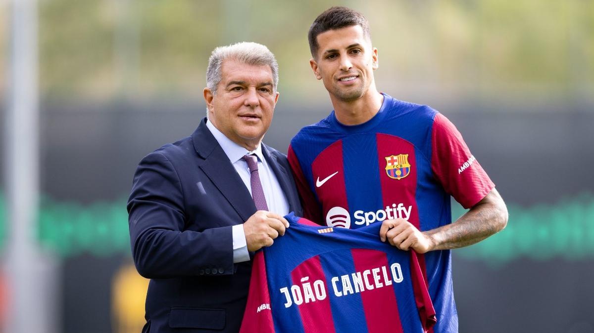 Joan Laporta y Joao Cancelo, tras la firma del contrato con el Barça.