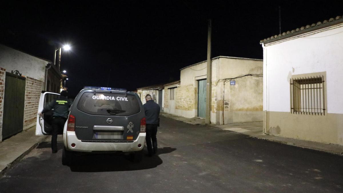 Dos agentes de la Guardia Civil en lugar del suceso.