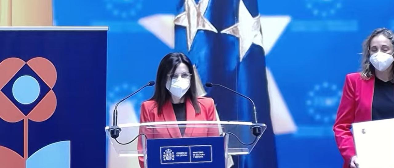 Marina Aguín, visiblemente emocionada, agradeciendo el premio, en presencia de Uxía Pallares.