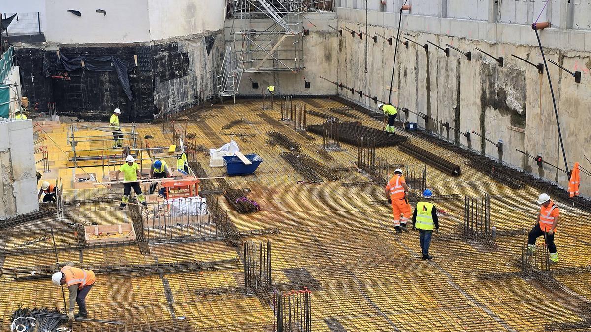 Obreros trabajando en la construcción de un edificio en Vigo.
