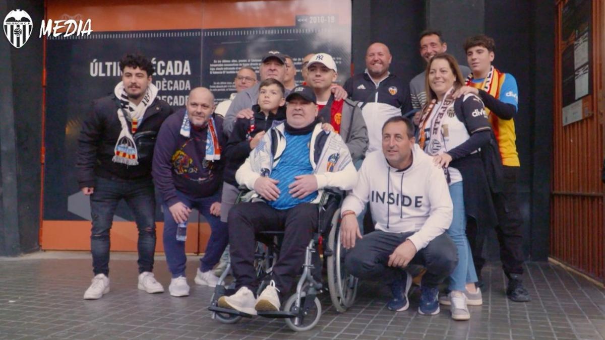 Paco, junto a familiares y amigos en las puertas de Mestalla hace una semana