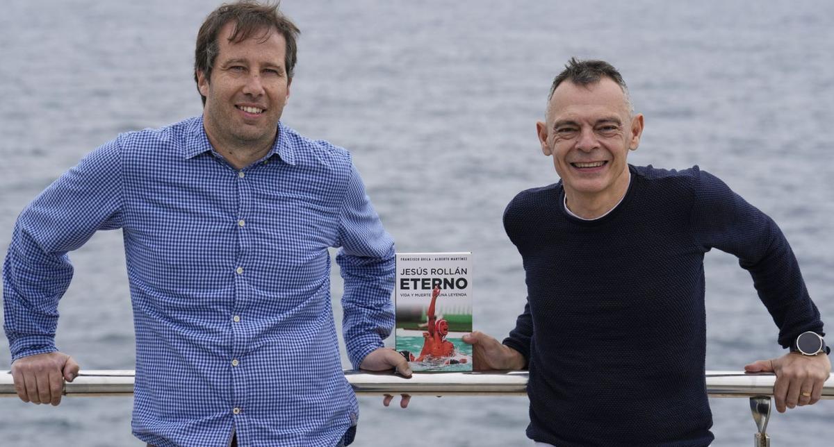 Los periodistas deportivos Francisco Ávila (Montcada i Reixac, 1964)(d) y Alberto Martínez (Barcelona, 1984) (i) posan  con  su libro 'Jesús Rollán eterno. Vida y muerte de una leyenda' (Editorial Córner).  EFE/Alejandro García