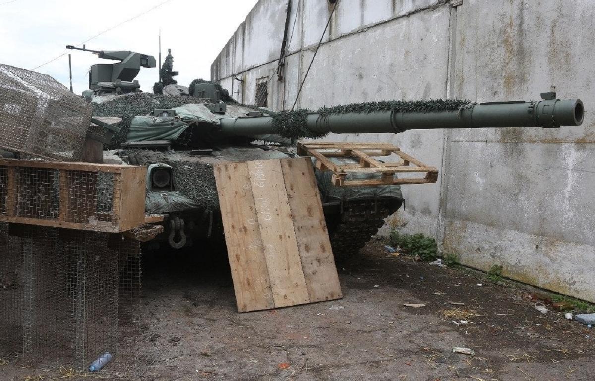 Imagen de un tanque ruso T-90M Breakthrough camuflado en Járkov