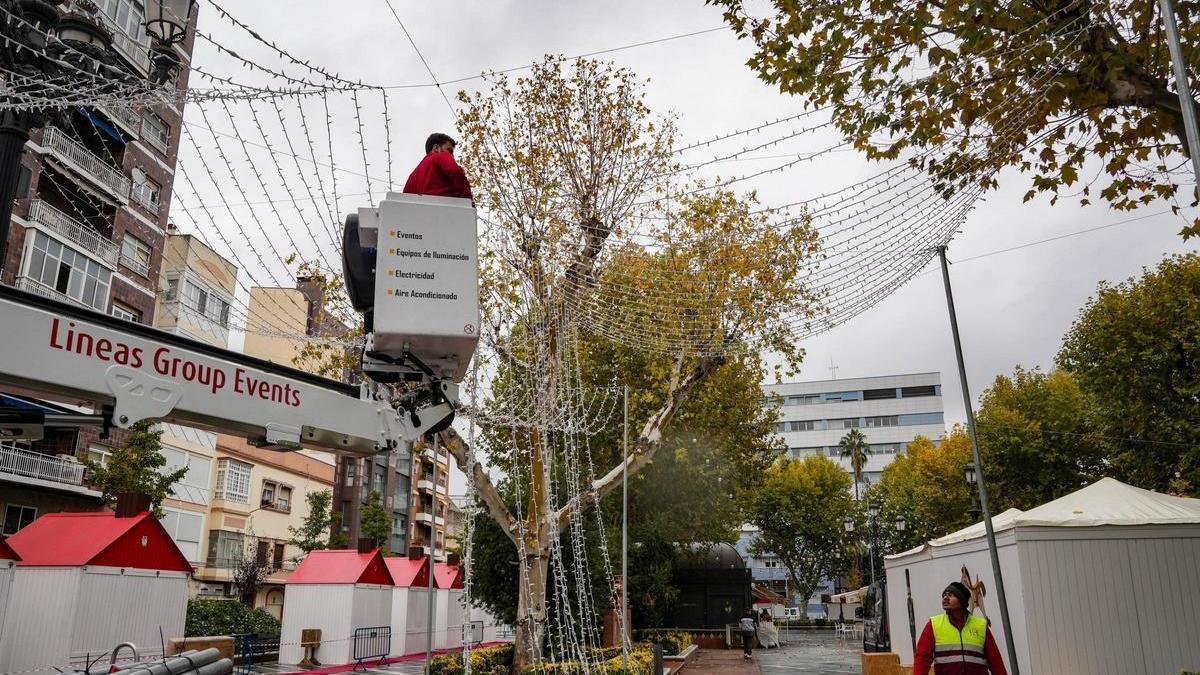 Un empleado trabaja en la colocación de luces de Navidad en Badajoz, provincia que registra siete de cada diez accidentes laborales de Extremadura.