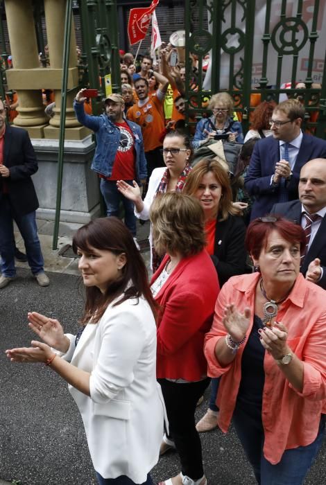 Los trabajadores de Vesuvius marchan a pie desde la fábrica de Riaño hasta la Junta