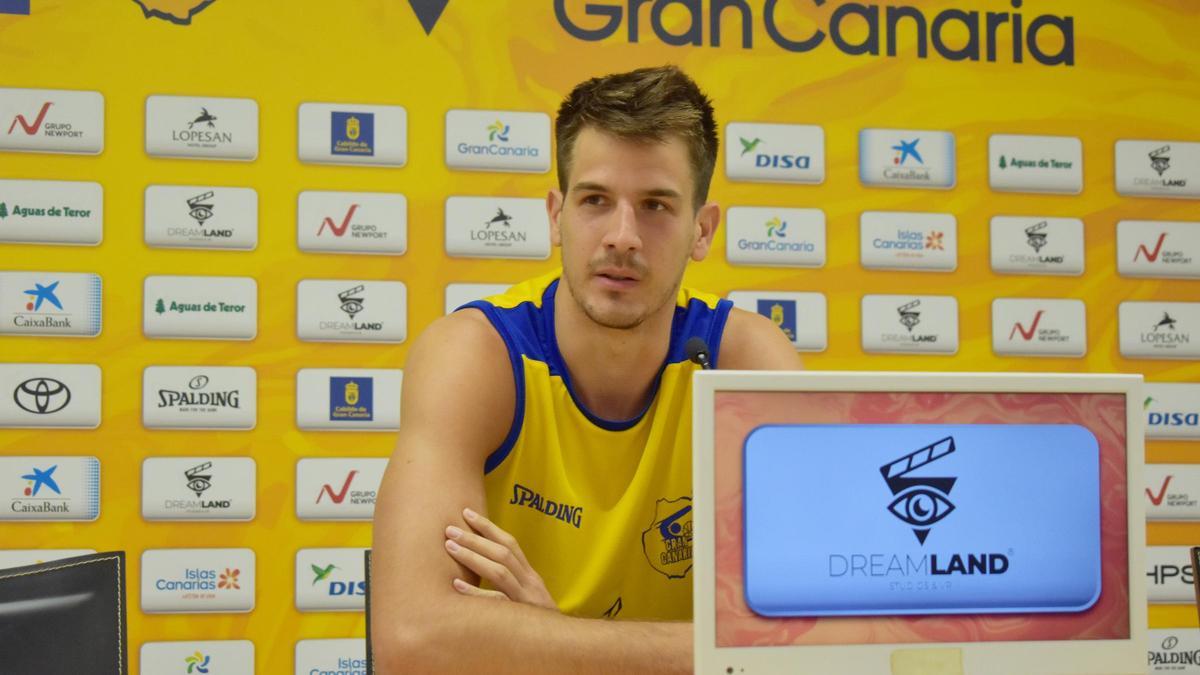 Nico Brussino durante la rueda de prensa
