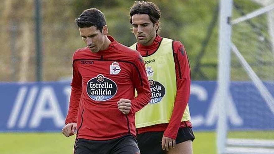 Vicente Gómez golpea el balón ante Michele Somma durante la sesión de ayer en Abegondo.