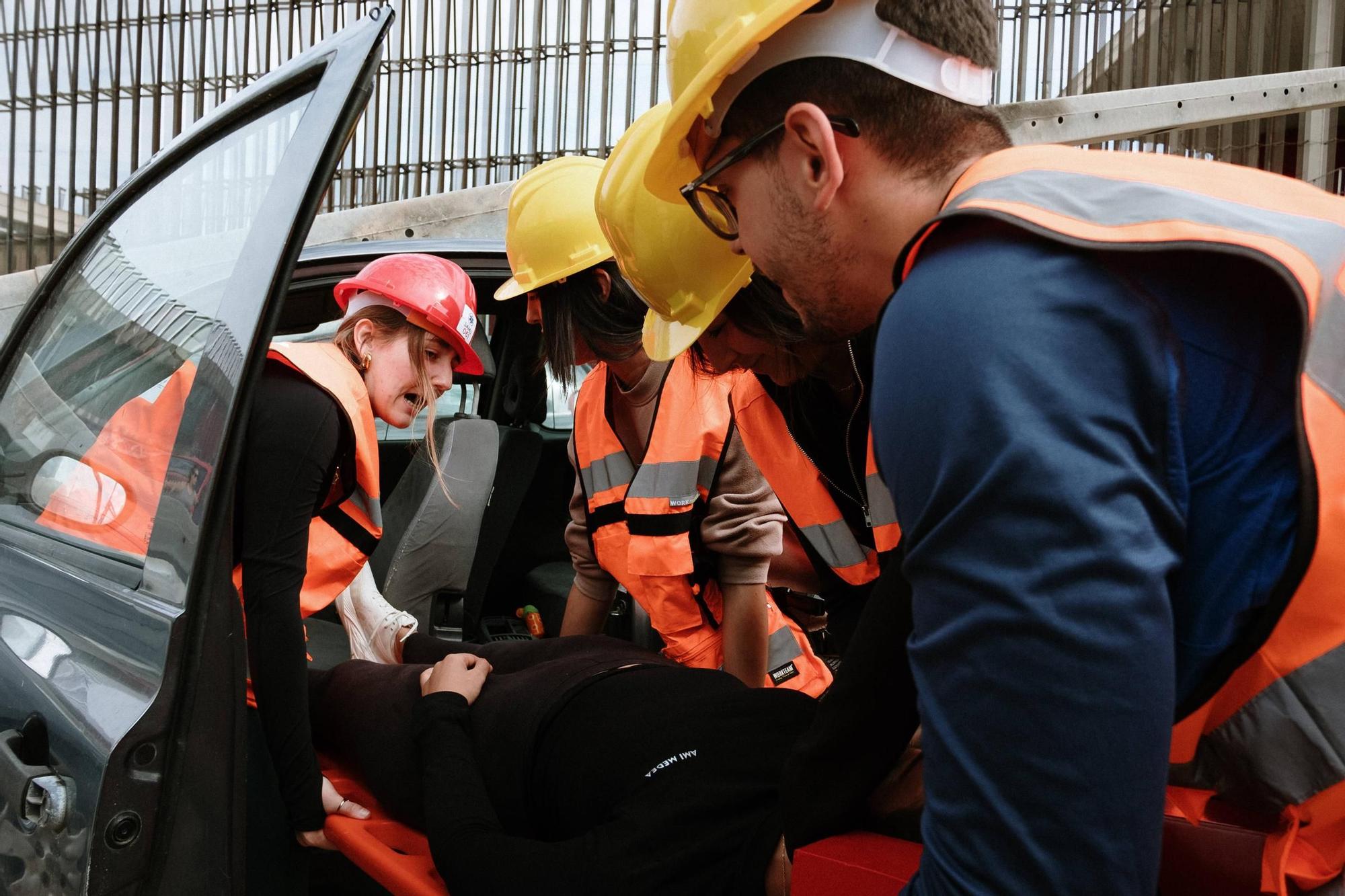 Las futuras enfermeras de Mallorca aprenden a actuar ante un accidente de tráfico con heridos