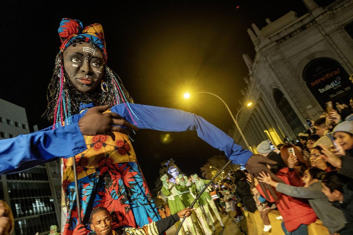 Miles de personas colman la costa de Barcelona para dar la bienvenida a los Reyes Magos