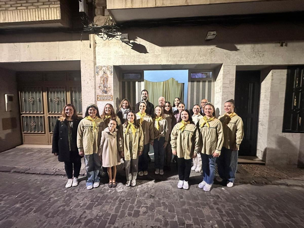 Las clavariesas del gremio, con las falleras mayores de Alzira y sus cortes de honor.