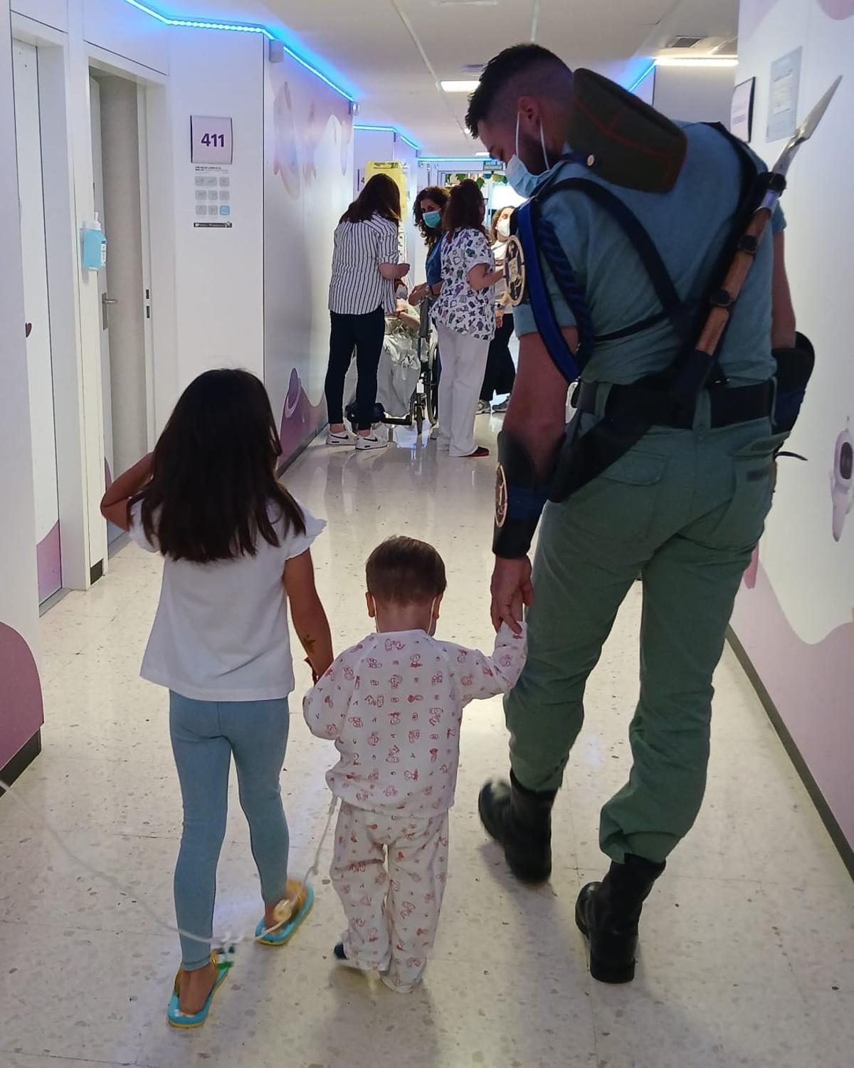 El Hospital Materno Infantil de Málaga recibe la visita de La Congregación de Mena y una delegación de La Legión