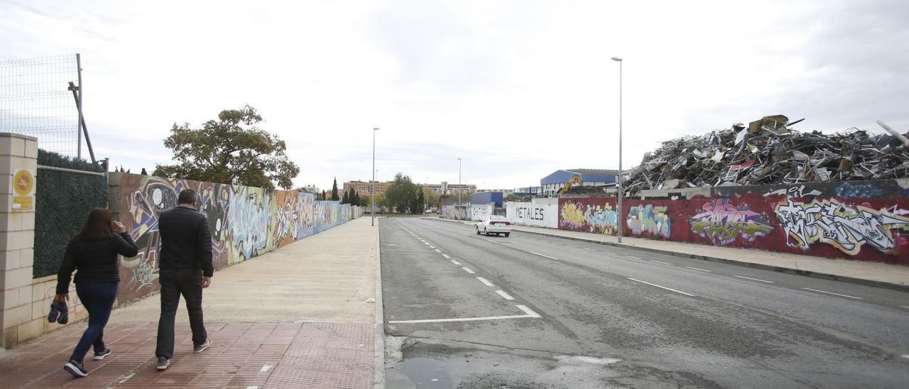 La montaña de chatarra sobresale del muro que separa la instalación de la calle y el Ayuntamiento abrió hace un mes un expediente. | JOSE NAVARRO