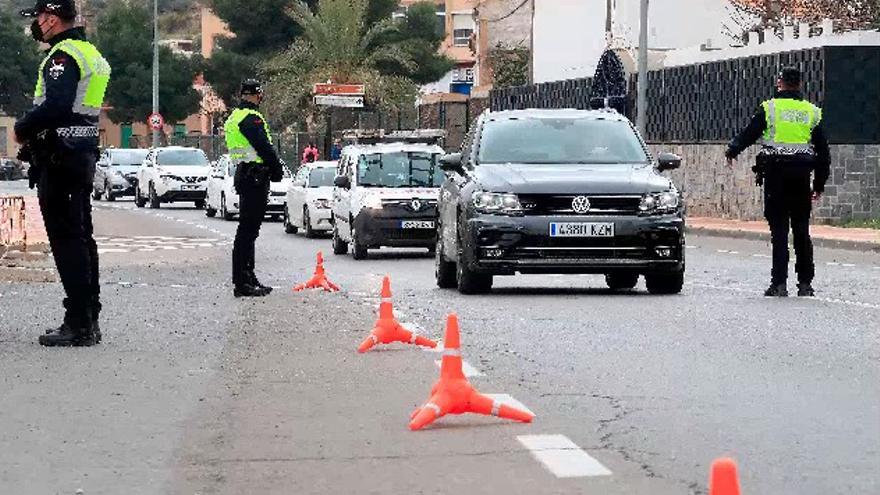 Controles policiales para que los vehículos cumplan con las medidas covid