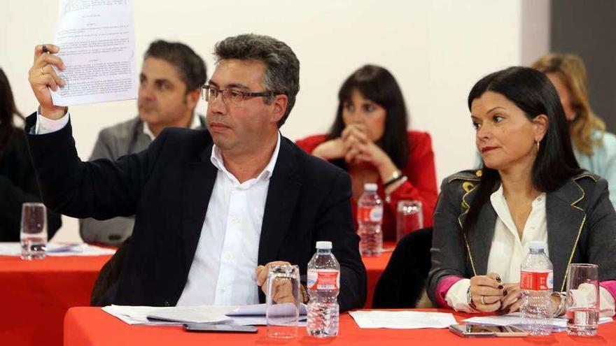 Los alcaldes de Redondela, Javier Bas, y Mos, Nidia Arévalo, durante el pleno. // Marta G. Brea.