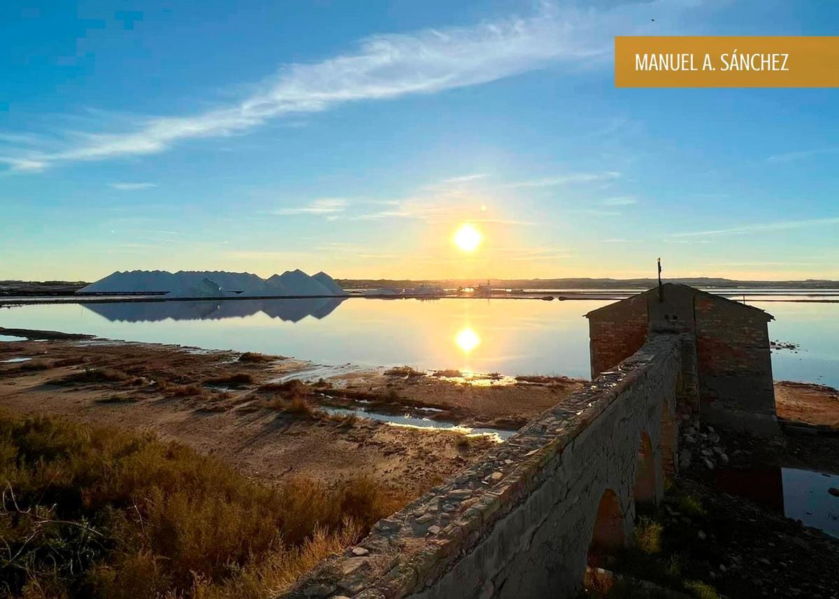 Las antitguas instalaciones de la &quot;química&quot; en las salinas de Torrevieja ilustran una de las páginas del calendario.