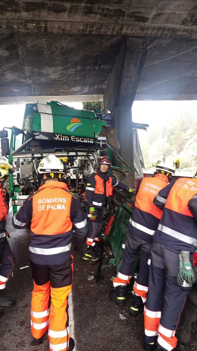 Un camionero, herido grave al estrellarse contra el pilar de un puente en  la autopista de Andratx