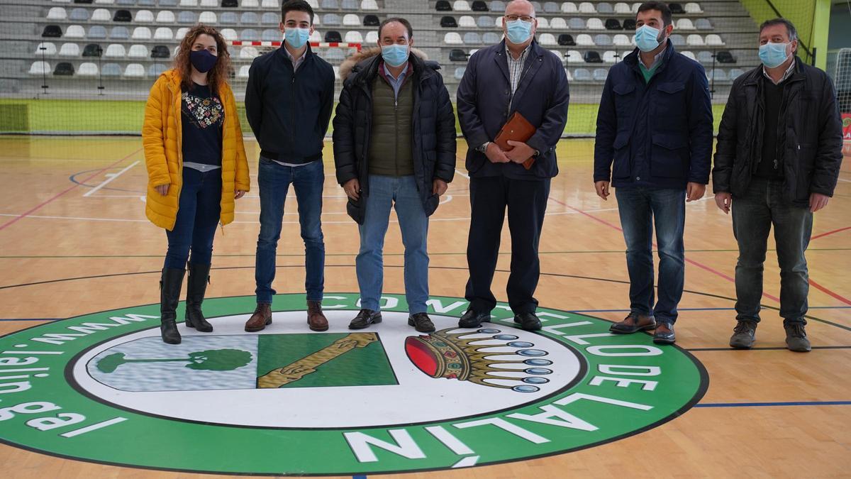 Miembros del gobierno, con representantes de las empresas Danosa y Framiñán, en el Lalín Arena.