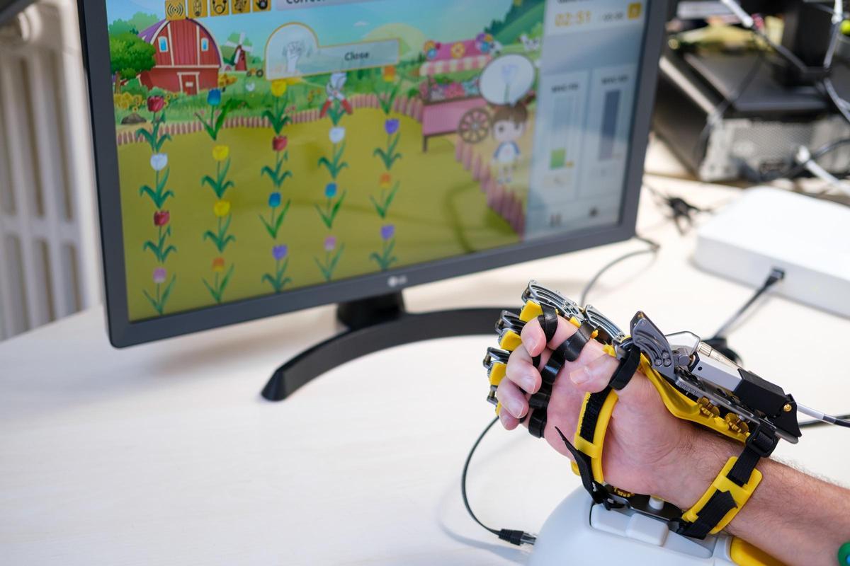 Paciente trabajando con Hand of Hope.