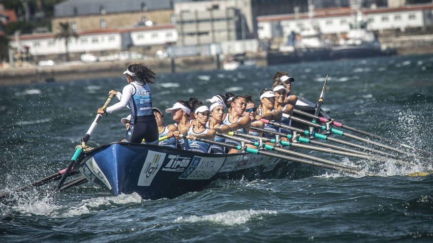 La trainera femenina de Tirán, durante una prueba de esta temporada. | LigaLGT
