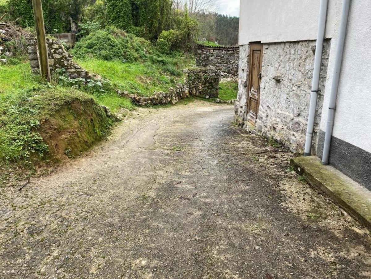 Estado actual de uno de los caminos a pavimentar en el barrio de La Sertal de Vibañu.