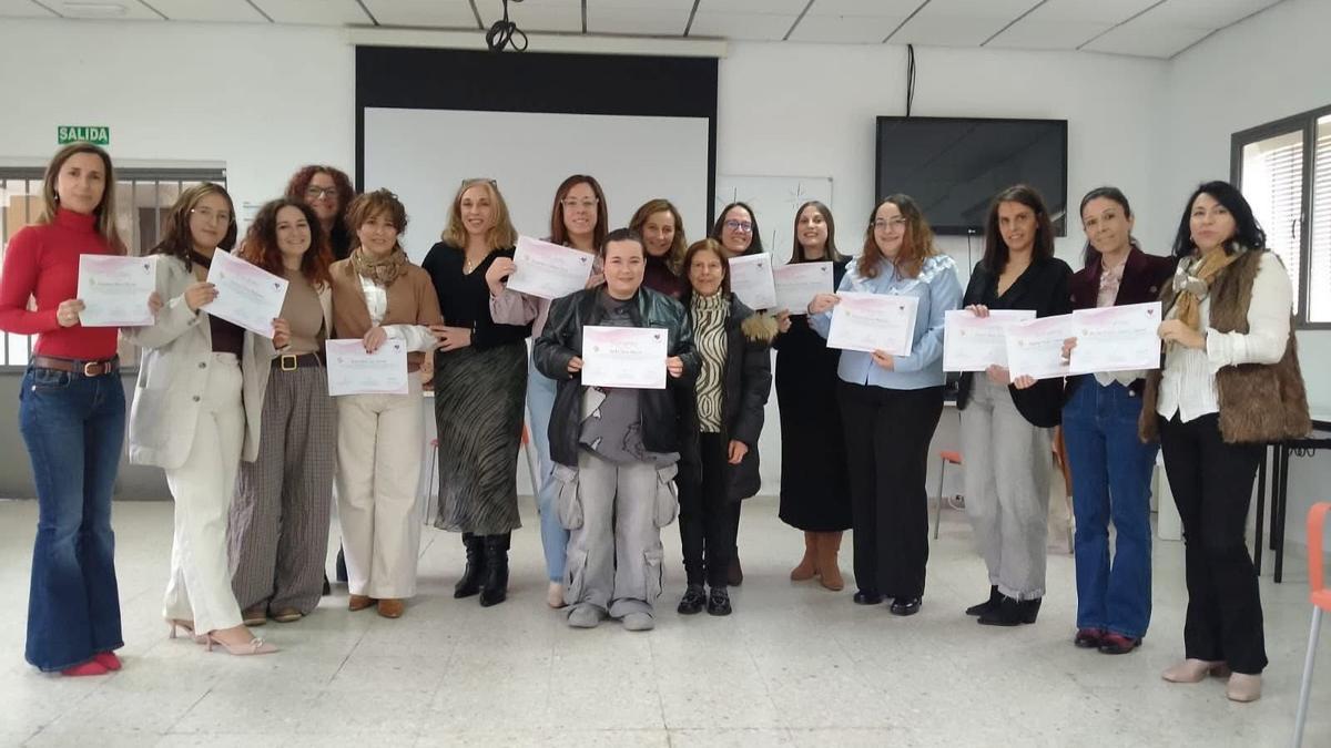 La concejala Blanca Henche junto a participantes del proyecto.