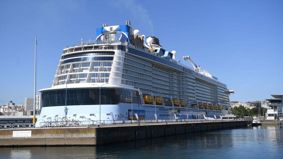 El crucero ‘Anthem of the Seas’, el mayor llegado al puerto coruñés hasta el momento.   | // CARLOS PARDELLAS