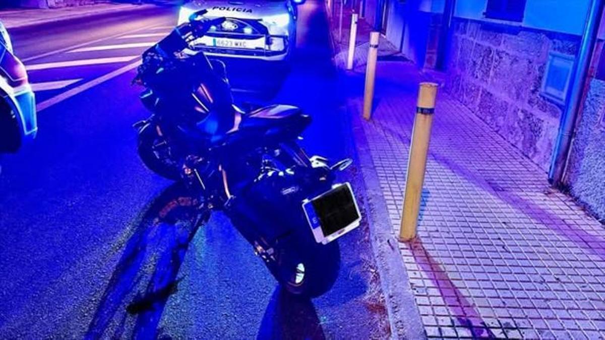Moto en la que viajaba una pareja, que se estrelló contra una vivienda en Alcúdia.
