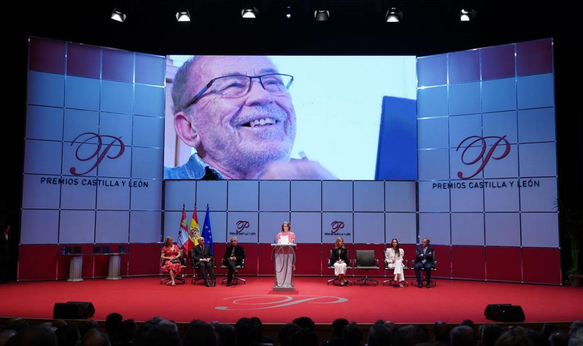 Ayanta Barilli, hija de Sánchez Dragó, durante la lectura de su discurso. | R. Cacho - Ical