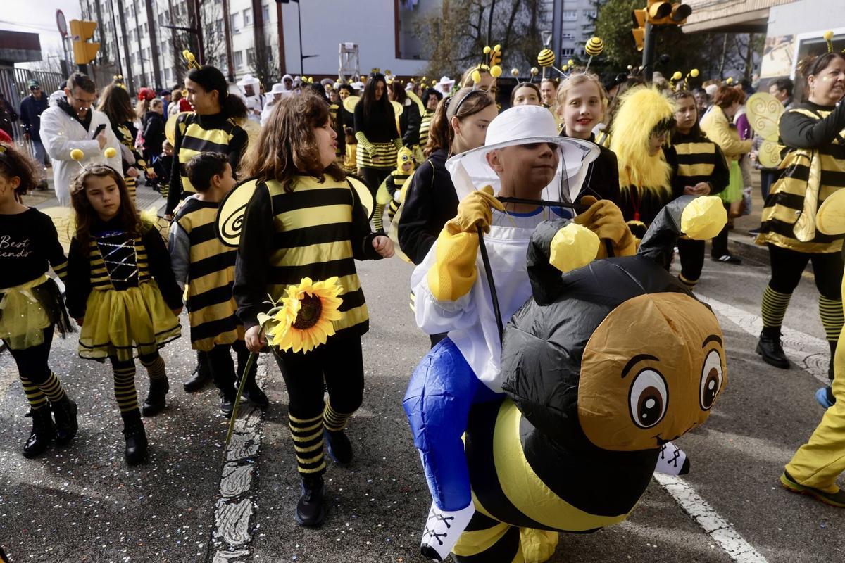 EN IMÁGENES: La Hermandad de festejos de El Lloreu cierra por todo lo alto el Antroxu en la zona oeste de Gijón en su regreso tras más de una década