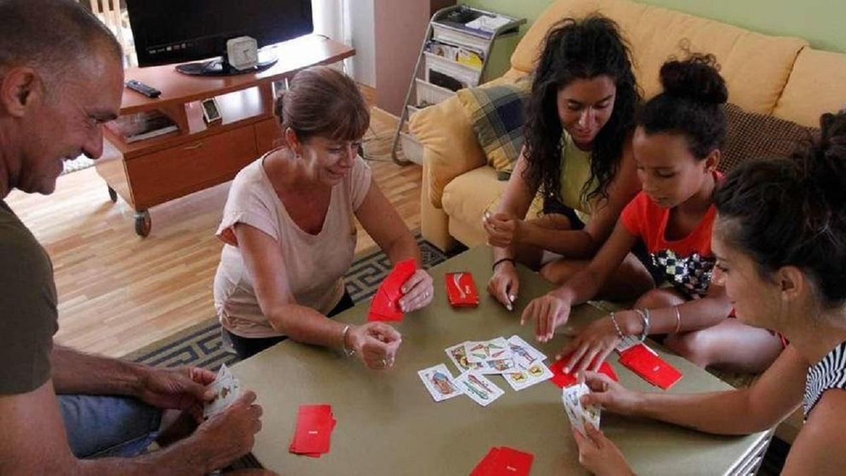 Familia de acogida para niños saharauis en Zamora, en una pasada edición del programa Vacaciones en Paz. Fotografía de archivo.