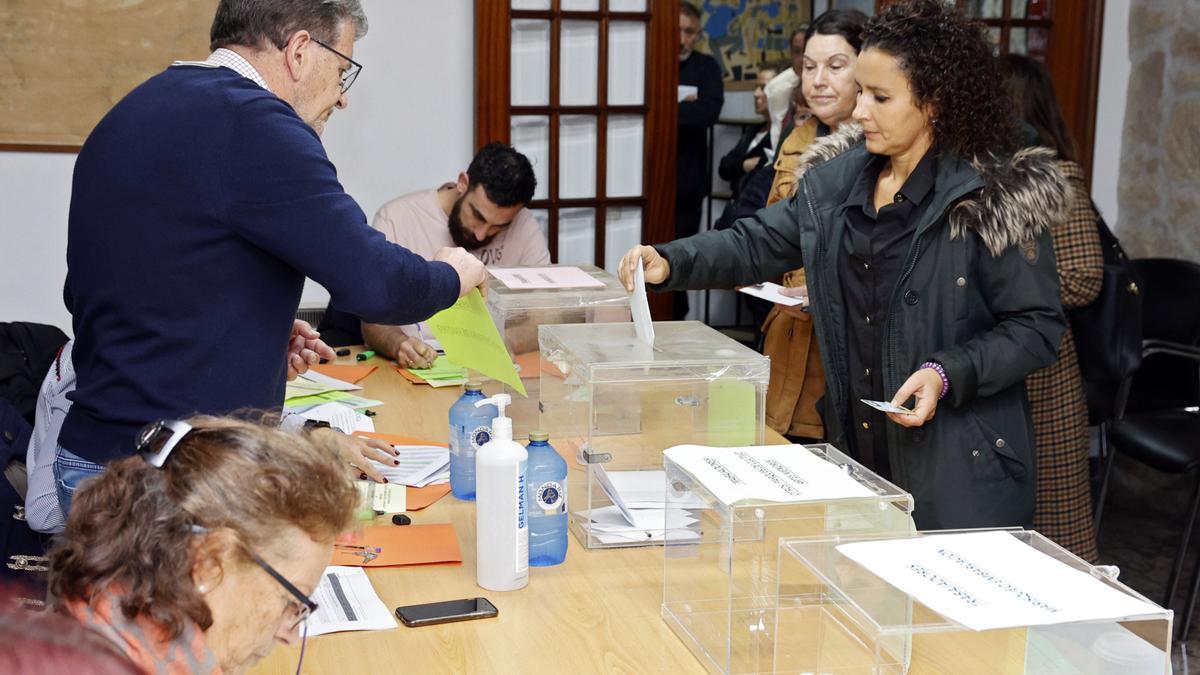 Un momento de la votación celebrada en Carril.
