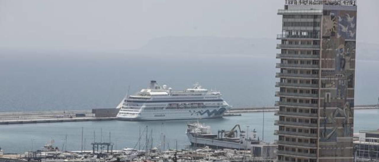 Alicante se afianza como puerto de salida al duplicar el número de cruceros en 2017