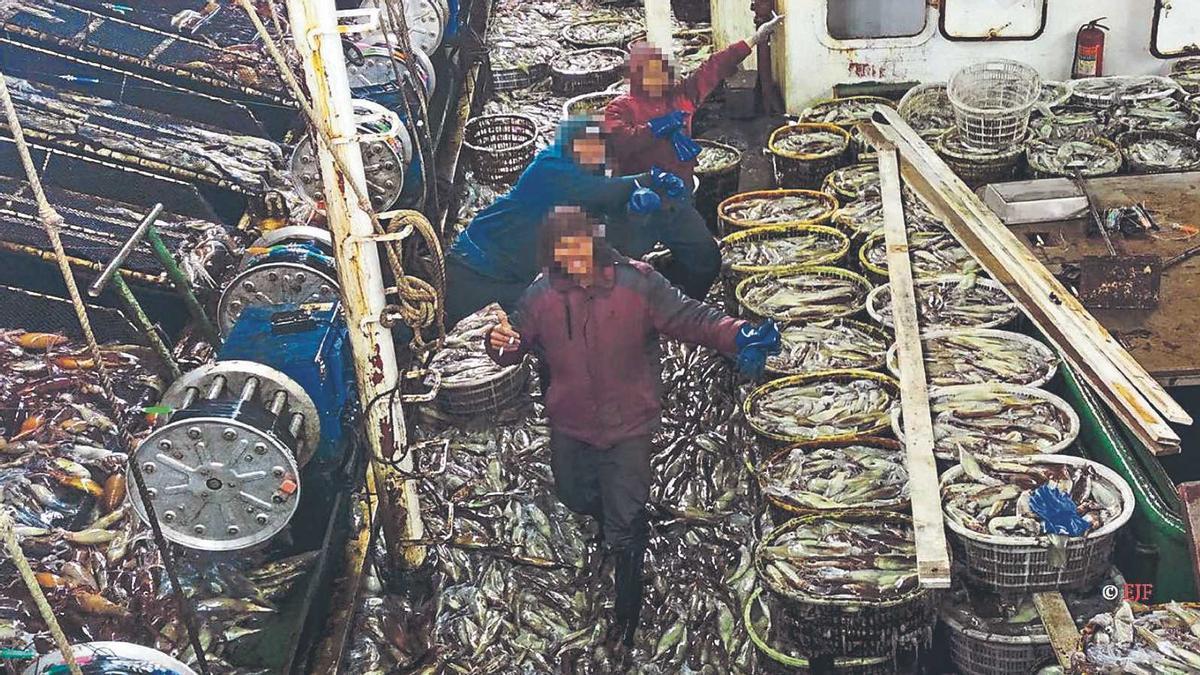 Un poter xinès ple de gom a gom de calamar.