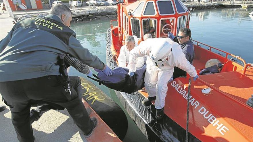 Seis inmigrantes mueren y otros 21 desaparecen en el Estrecho