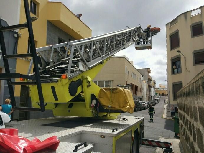 Herido grave por una caída en una azotea en Arucas