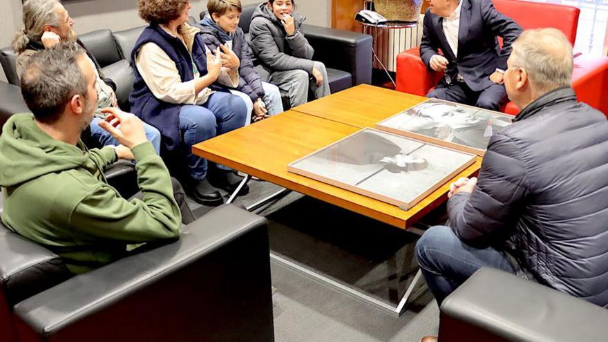 Recepción en el Concello. El alcalde, Miguel Anxo Fernández Lores, y la concelleira de Cultura, Carmen Fouces, recibieron a los niños que colaboraron con el fotógrafo Fernando Suárez para crear la imagen promocional y principal de la muestra “A Cidade é a Pegada”, que continúa recibiendo visitantes en el Pazo da Cultura. Darío y Violeta se mostraron sorprendidos “al verse tan grandes” en los carteles y paneles que hay por la ciudad y que animan a visitar esta muestra, la más grande hecha nunca sobre la Boa Villa en este siglo. | FDV