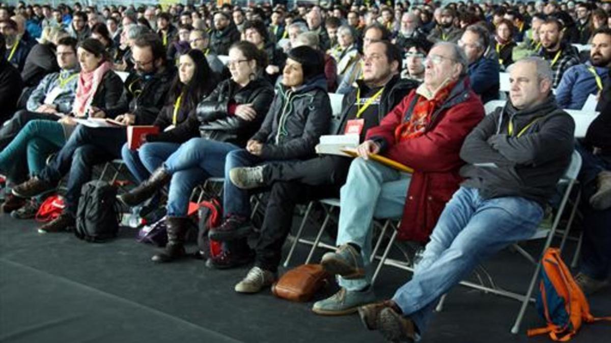 Primera fila con diputados y exdiputados de la izquierda anticapitalista en la asamblea nacional de la CUP celebrada ayer en Esparreguera.