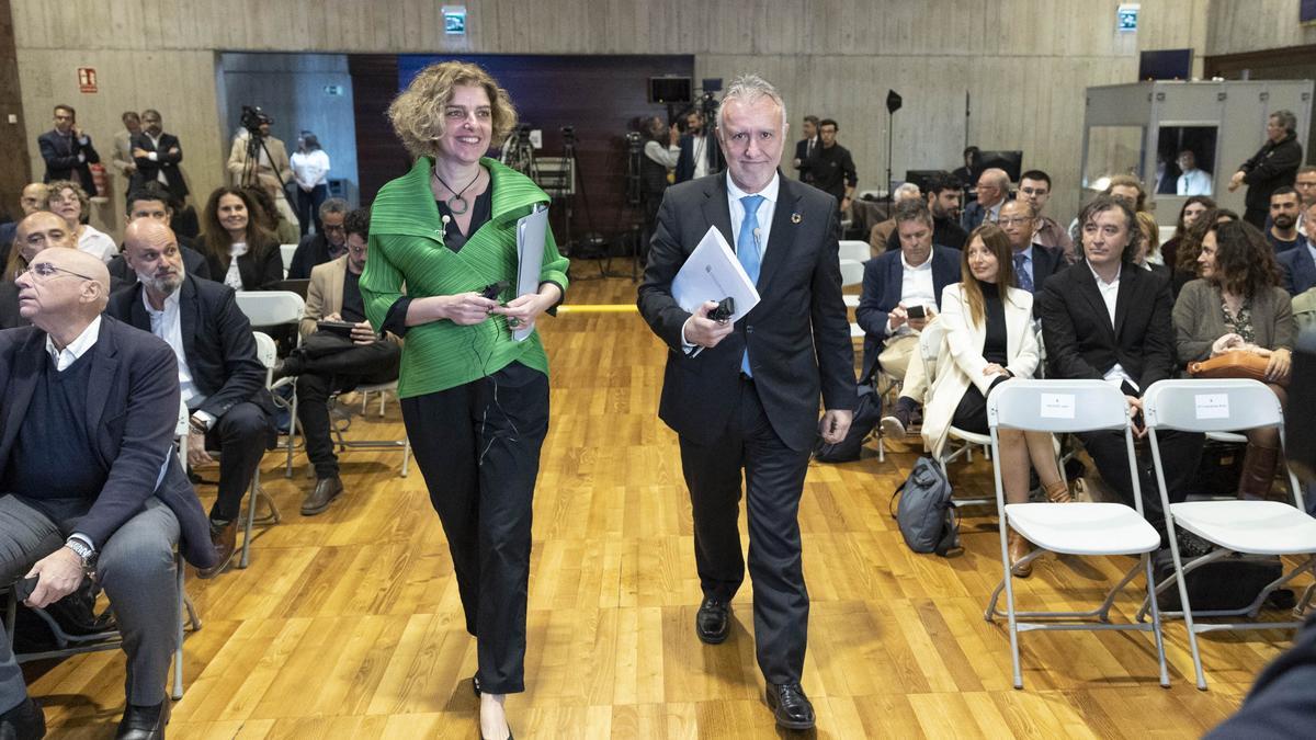 Monika Hencsey y Ángel Víctor Torres, este lunes en la sede de la Presidencia del Gobierno de Canarias en Tenerife.