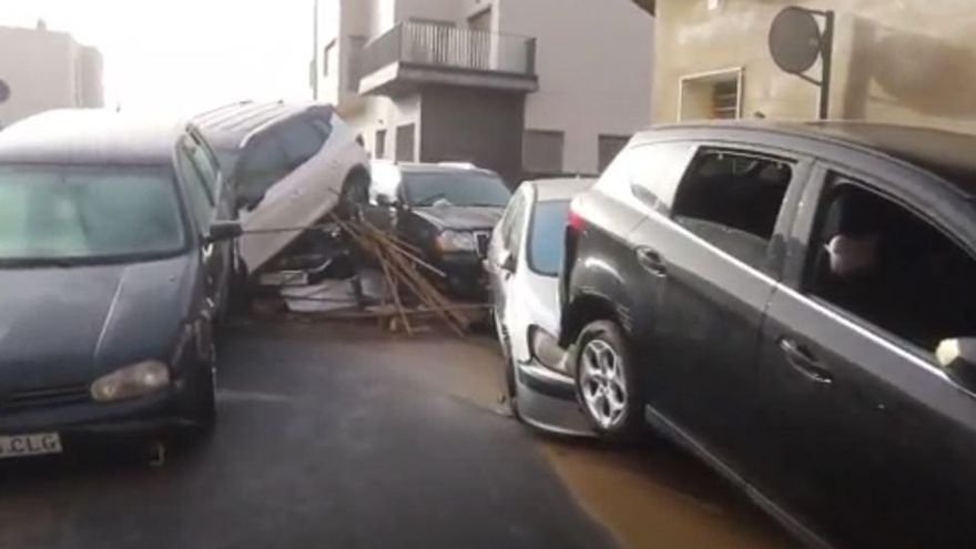 Zerstörte Autos nach dem Unwetter in der Region Valencia.